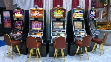 Crash game interface showing multiplier climb and cash-out button